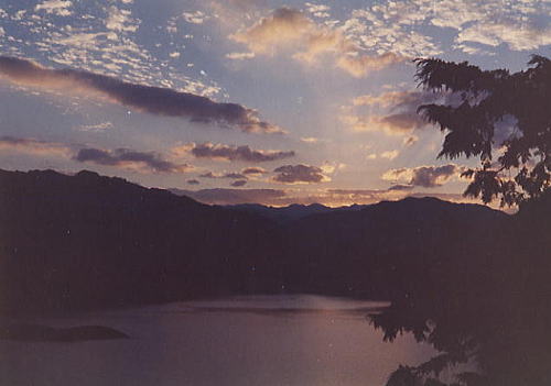 夕暮れの奥多摩湖